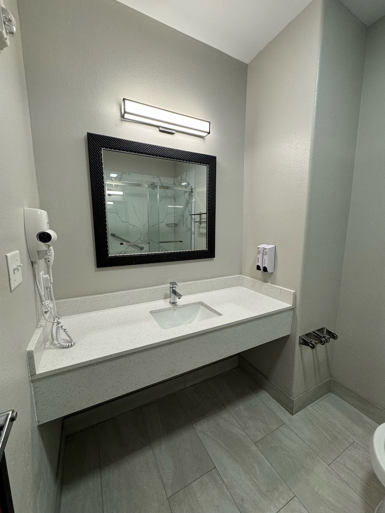 Red Roof Inn & Suites Lake Charles - photo 23