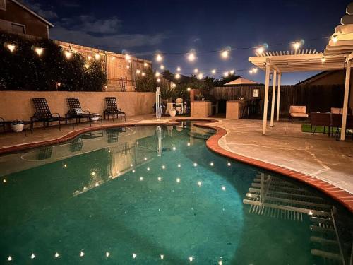 HC Accessible 4 Bed 3 Bath with Sparkling Pool and Spa we have lifts and roll in shower — hotel in Santee