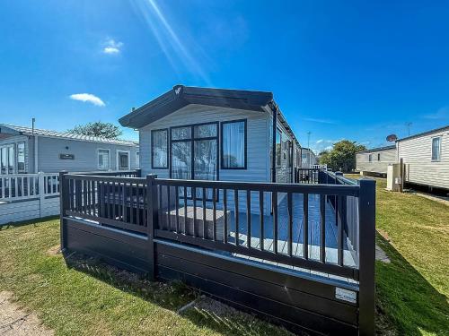 Beautiful 6 Berth Caravan Nearby Beach In Suffolk Ref 68016Bs in Lowestoft, United Kingdom