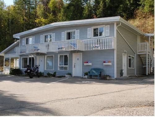 Cozy Pines Motel — hotel in Castlegar