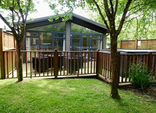 Spacious Oak Cabin with Hot Tub Devon — 4-Star Luxury Hotel in Chudleigh, United Kingdom