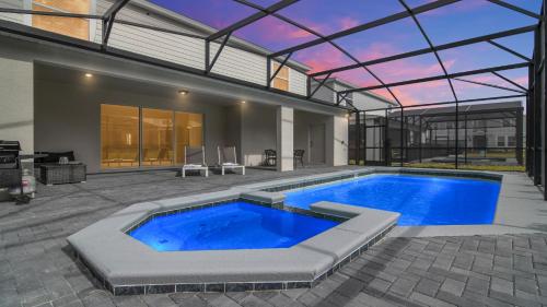 Magical Mansion 10 Bedroom w pool near Disney — 4-Star Luxury Hotel in Davenport, United States