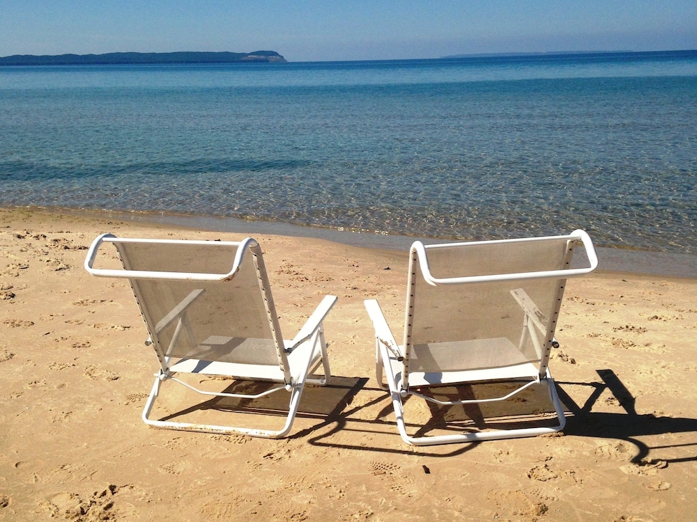 Good Harbor Bay Estate Lake Michigan 8633234 — Leland