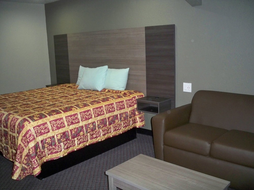 Scottish Inn & Suites - photo 4