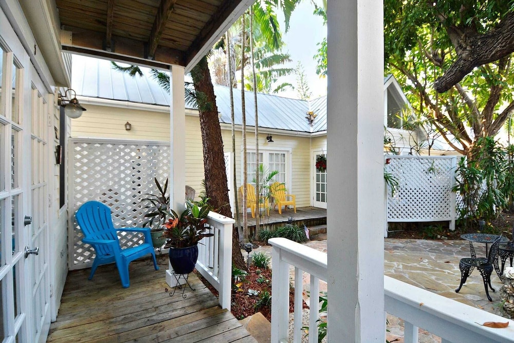 Tranquility by Avantstay Close to Duval St w BBQ & Shared Pool - photo 27