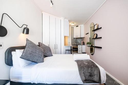 Flamingo 805 Top Floor Sea Point Studio Near Beach with Daily Housekeeping
