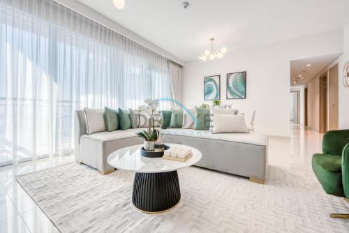 Contemporary 1BR condo with pool at Creek Harbour — 4-Star Luxury Hotel in Dubai, United Arab Emirates