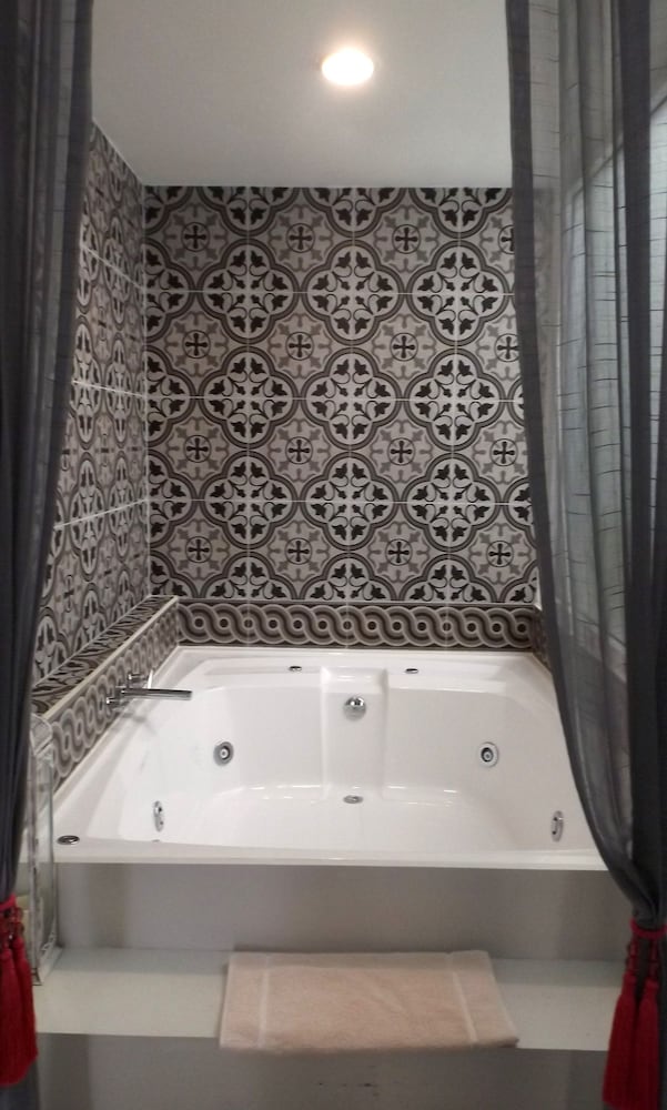 Jetted tub