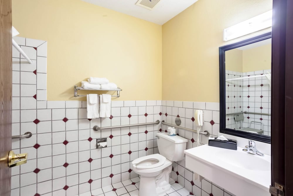 Quality Inn & Suites Lincoln North - photo 45