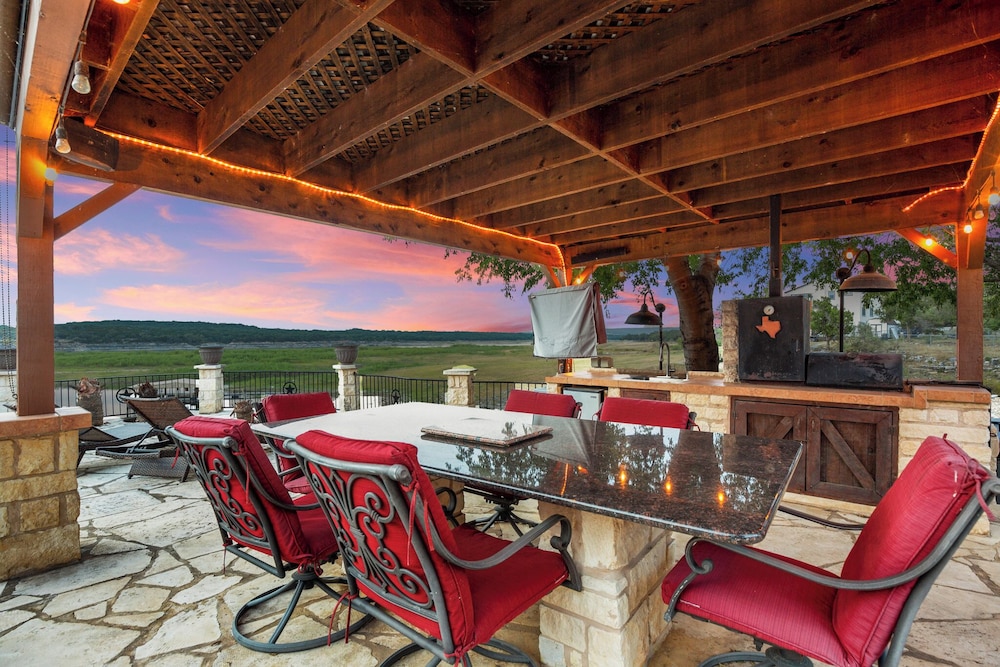 J bar j Lodge — 4-Star Luxury Hotel in Leander, United States