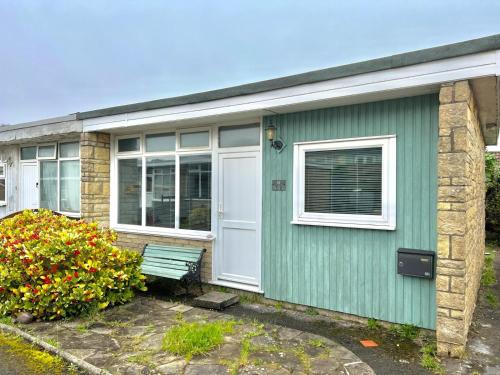Seaside Chalet near Bracelet Bay Pass The Keys — 4-Star Luxury Hotel in Swansea, United Kingdom