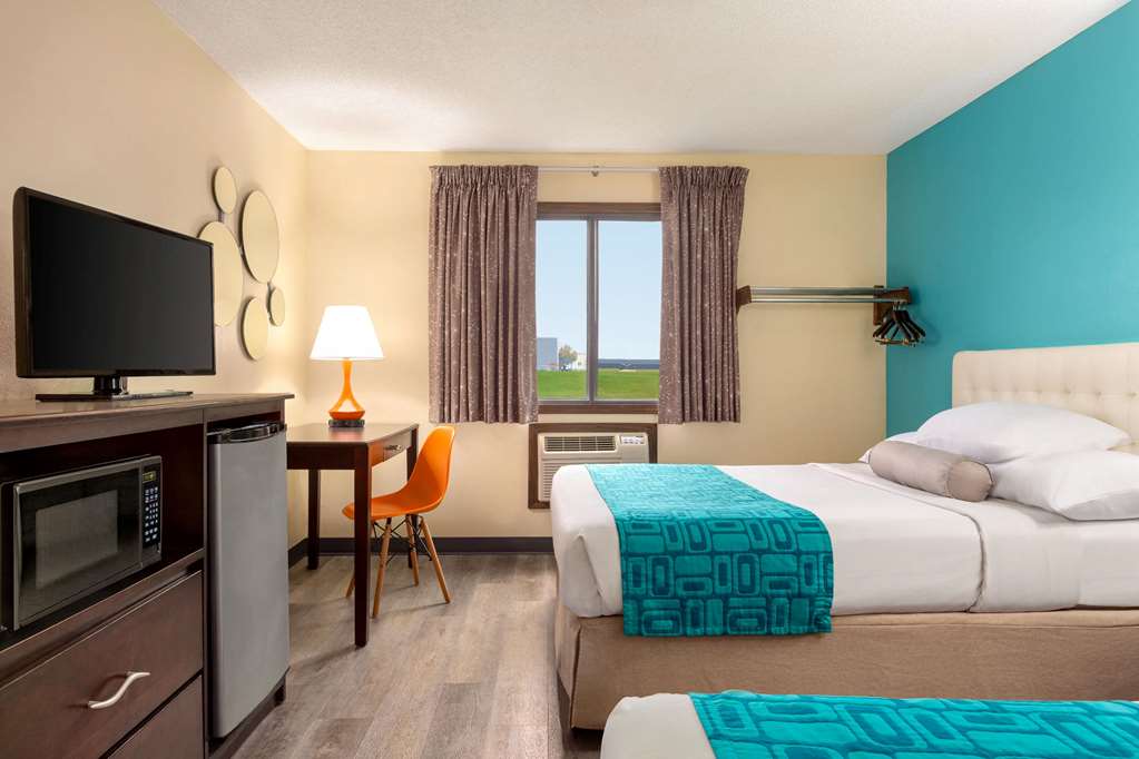 Howard Johnson by Wyndham Waterloo Cedar Falls - photo 27