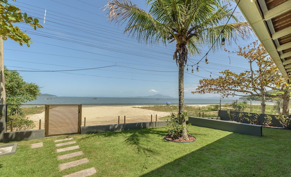 Casa 6q Pe Na Areia Em Bombinhas Abm0101