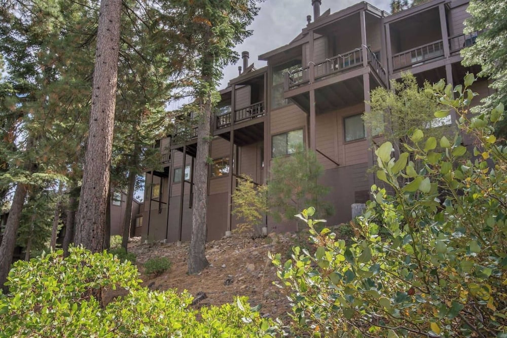 Hawk's Eye by Avantstay Cozy Condo w Views & Access to Northstar Resort Community - photo 32