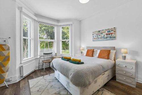 4 Bed Park View House Free Parking Sleep 8 — 4-Star Luxury Hotel in Plymouth, United Kingdom