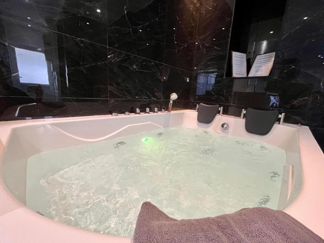 Escapade Detente Avec Balneo 043 in Rouen, France