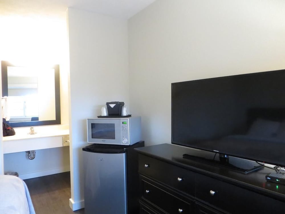 Brio Beach Inn - photo 11