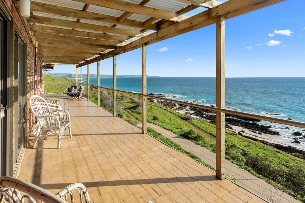 Cliffs End Beach Shack 105 Gold Coast Drive — hotel in Normanville