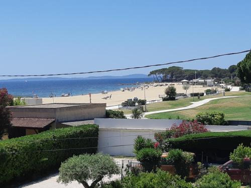A Moins de 100 M de la Plage a Pied — hotel in La Londe-Les-Maures
