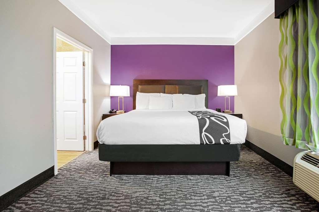 La Quinta Inn & Suites by Wyndham Pearland Houston South - photo 35