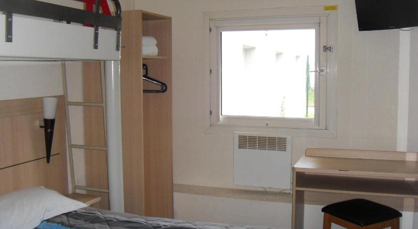 H tel Class’eco in Evry, France