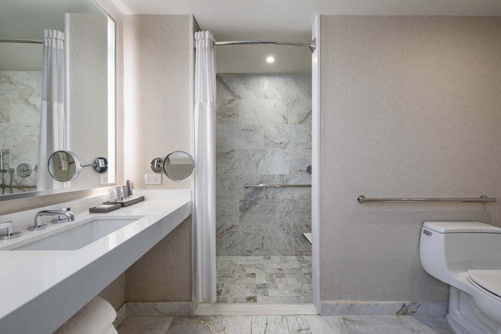 JW Marriott Essex House New York - photo 95