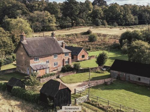 Gorgeous English Farmhouse Holiday Cottage for 9 and a half — 4-Star Luxury Hotel in Ellingham, United Kingdom
