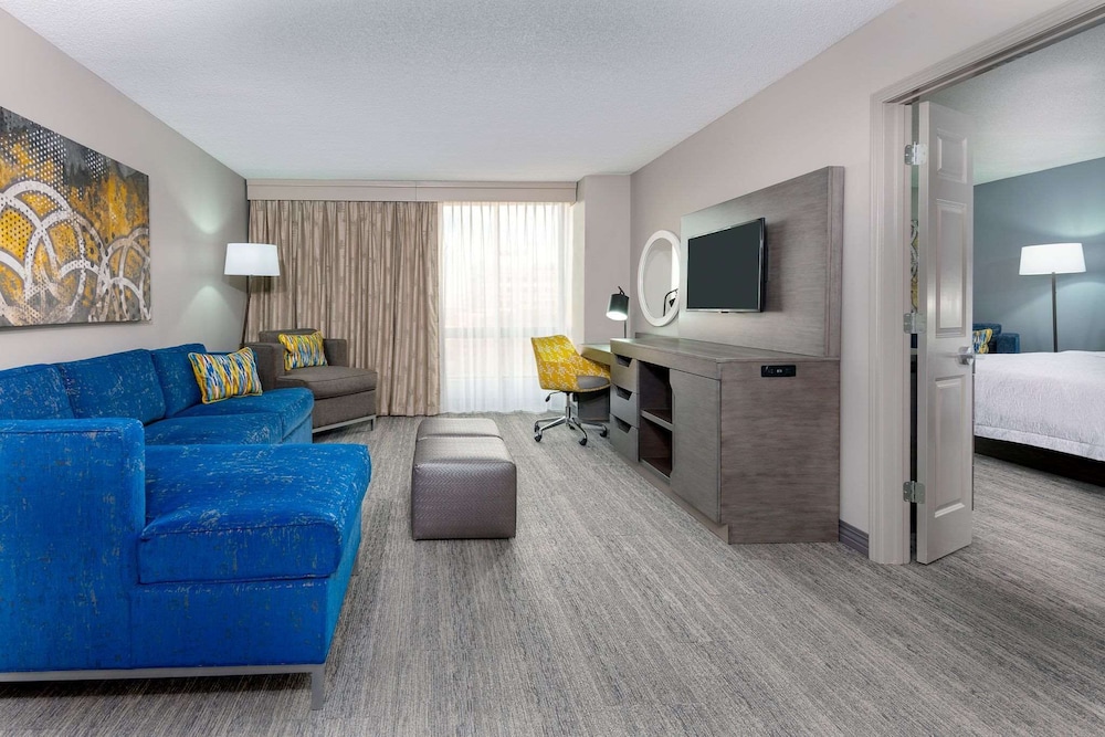 Hampton Inn & Suites Kansas City Country Club Plaza - photo 14