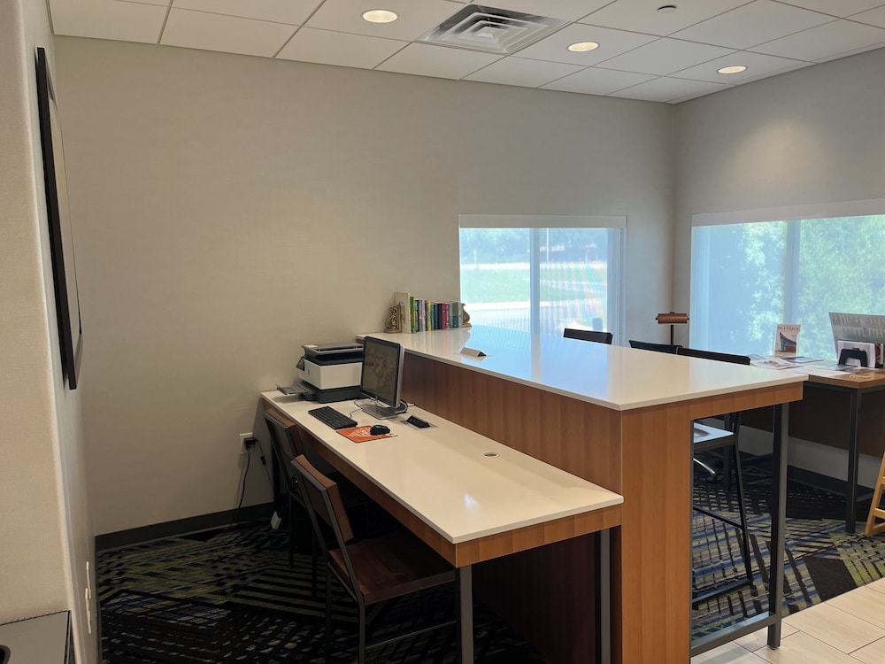 Holiday Inn Express Hotel & Suites Beatrice by IHG - photo 105