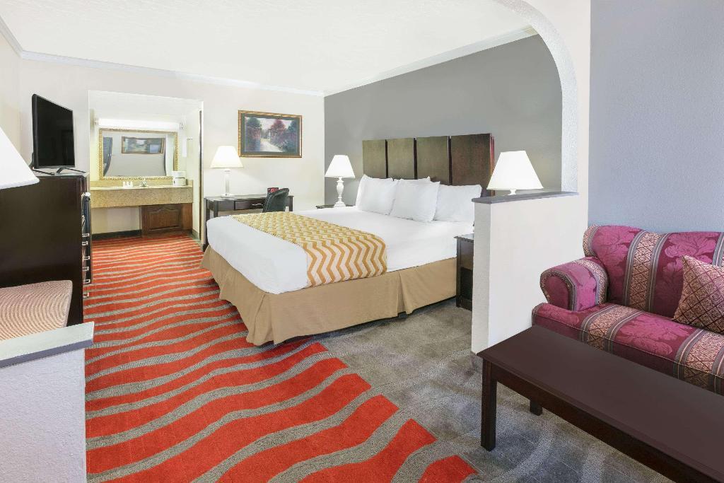 Travelodge Inn & Suites by Wyndham Norman - photo 7