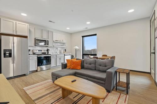 CozySuites Mass w parking lounge & roof deck #26 — 4-Star Luxury Hotel in Indianapolis, United States