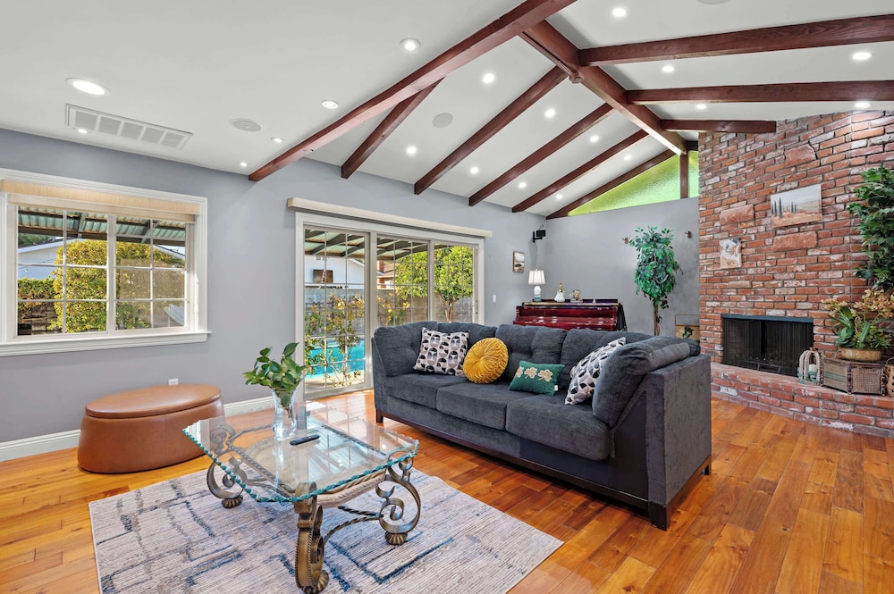 Luxury Estate With Sparkling Pool & Elegant Amenities — hotel in Glendora