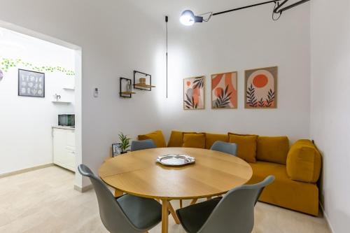 GuestHost San Lorenzo Central Roomy Apartment — 4-Star Luxury Hotel in Florence, Italy