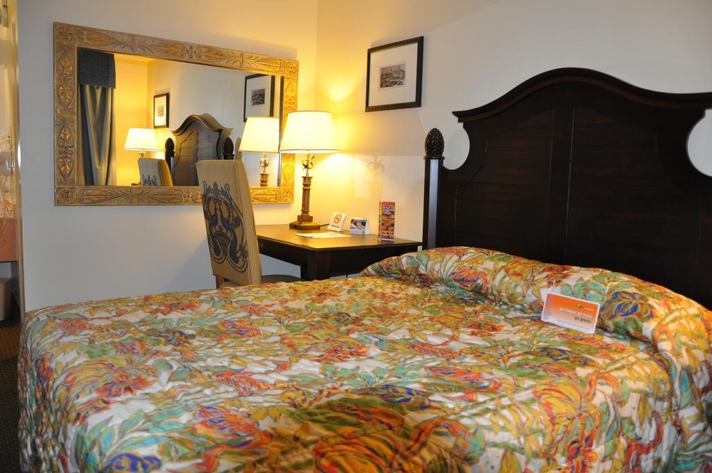 Howard Johnson by Wyndham Lake Front Park Kissimmee - photo 15