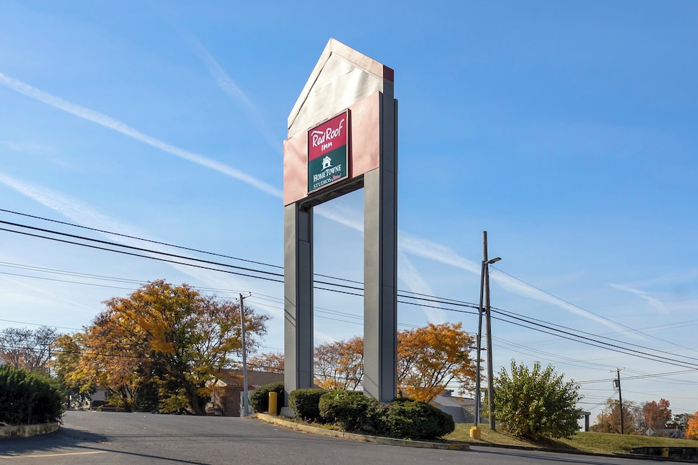 HomeTowne Studios by Red Roof Lancaster in Lancaster, United States