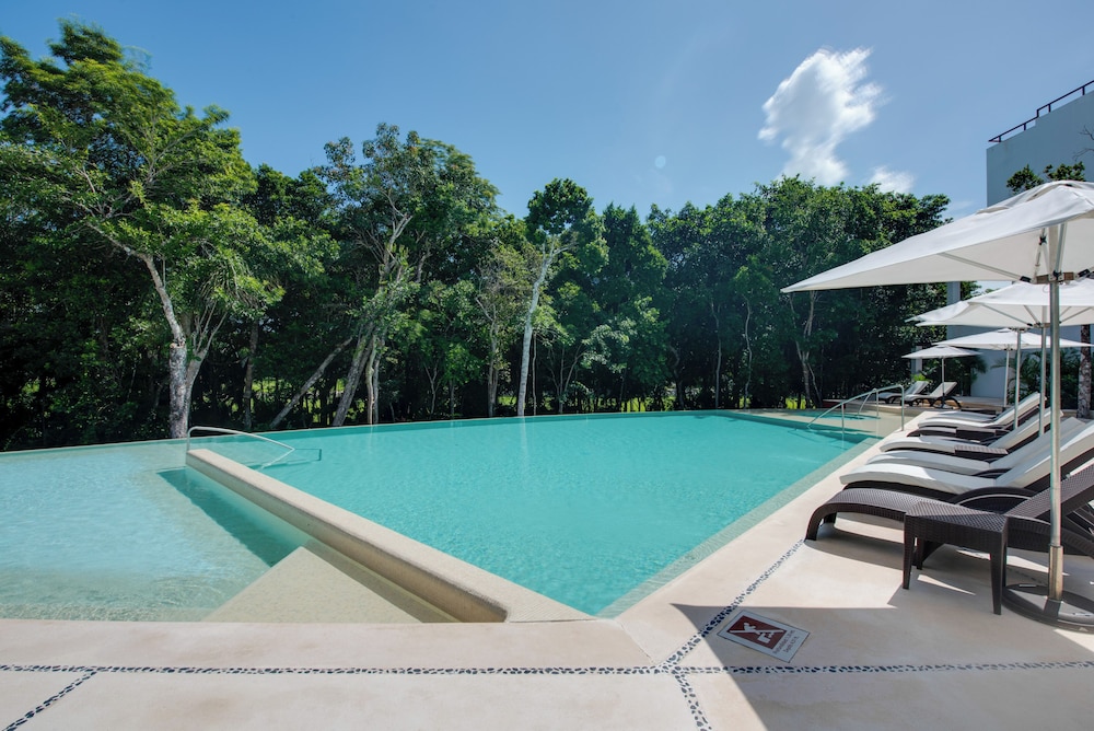 Luxe Tao Riviera Resort Condo with Beach and Golfing in Akumal, Mexico