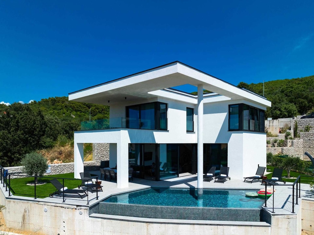 Luxury villa 45 with infinity pool — 4-Star Luxury Hotel in Punat, Croatia