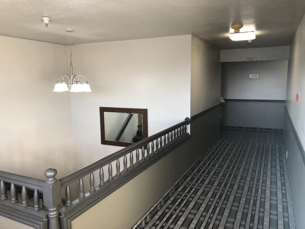 Ameri Stay Inn & Suites - photo 17