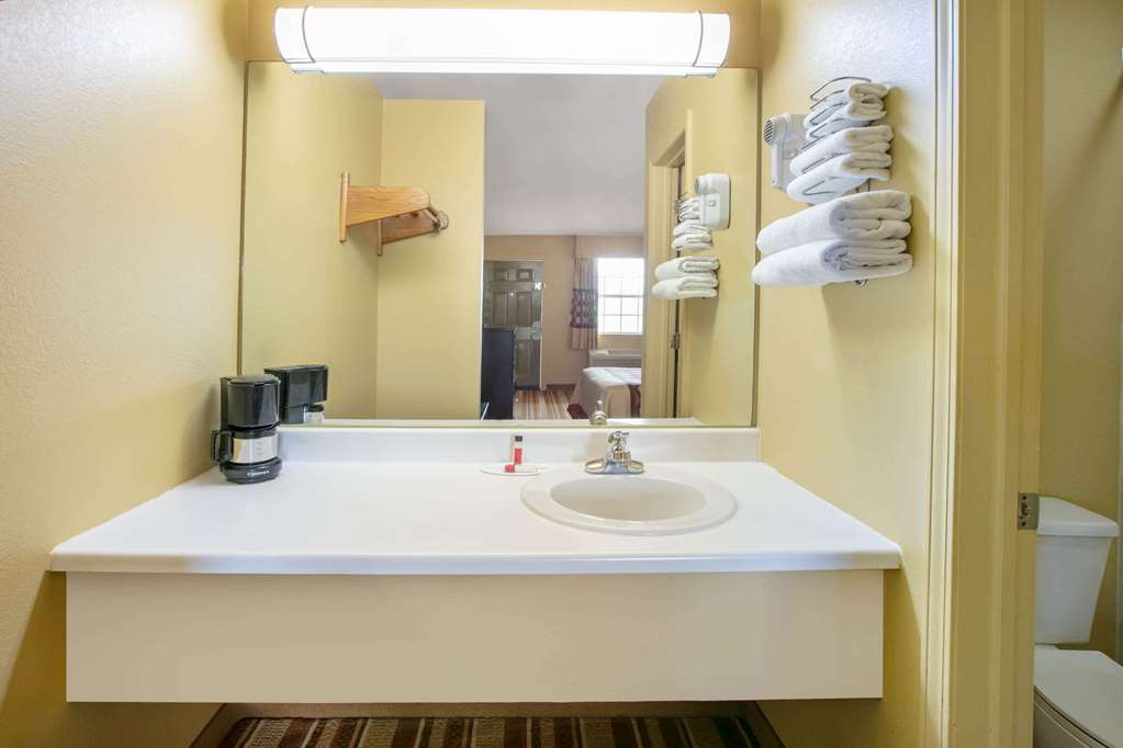 Super 8 by Wyndham Big Cabin Vinita Area - photo 24