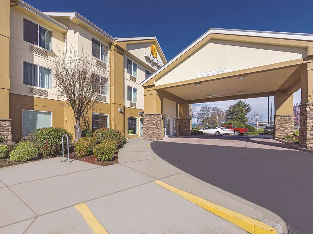 La Quinta Inn & Suites by Wyndham Central Point Medford - photo 8