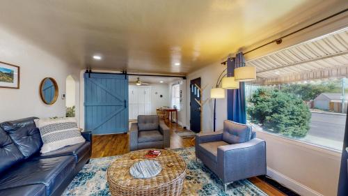 Charming Downtown Bungalow King Bed Office — 4-Star Luxury Hotel in Twin Falls, United States