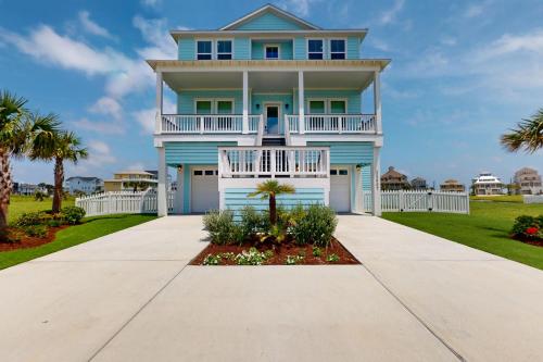 4 BR Beach House in Pointe West Resort with Hot Tub in Galveston, United States