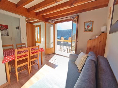 La Taniere T2 Duplex Centre Luchon 4 Personnes Wifi 3eme Etage in Bagneres-De-Luchon, France