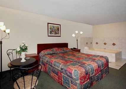 Econo Lodge Bloomington - photo 10