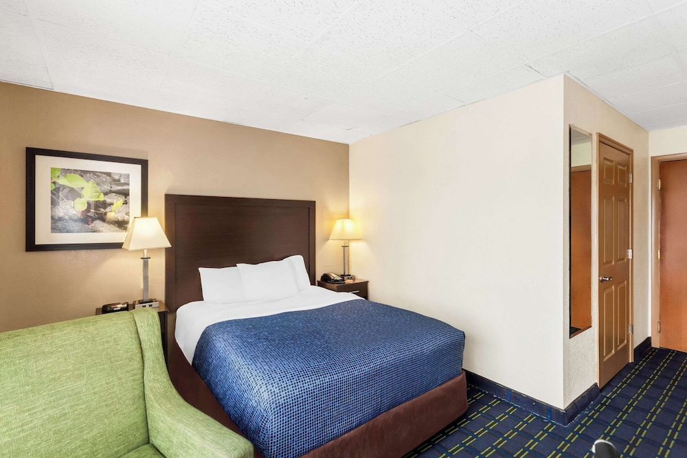 Econo Lodge Waynesboro Skyline Drive - photo 11