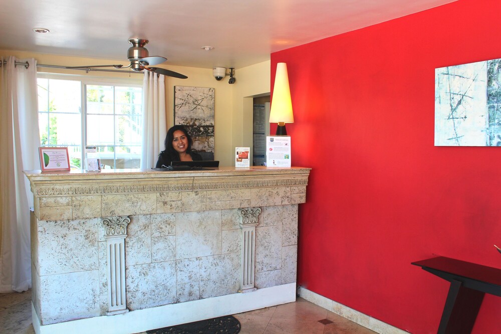 Pacific Inn and Suites - photo 8