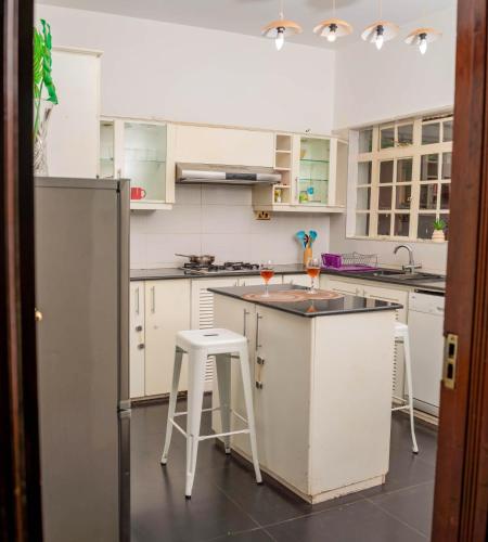 Elegant 1 BR near Westgate Mall