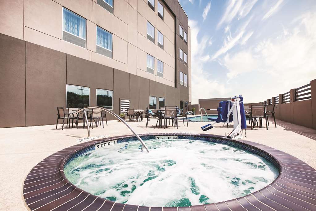 La Quinta Inn & Suites by Wyndham McAllen La Plaza Mall - photo 3