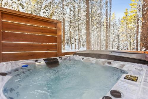 Ponderosa Pines Custom 3 BR Pet Friendly Private Hot Tub Ski Shuttle — 4-Star Luxury Hotel in Truckee, United States
