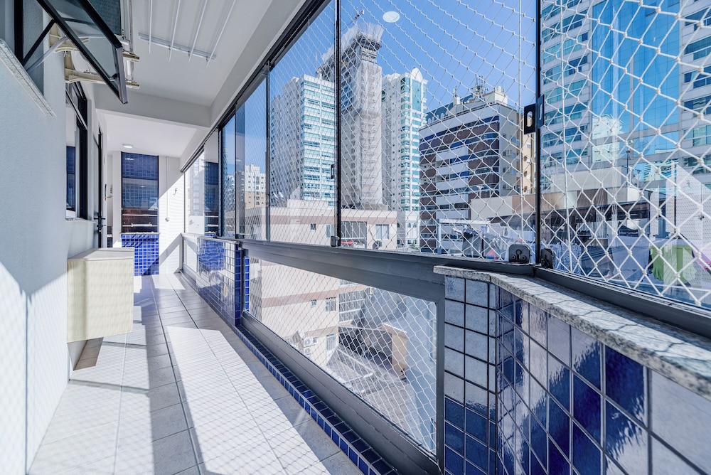 Apto c varanda a 150m do mar em Meia Praia RCB405 — 4-Star Luxury Hotel in Itapema, Brasil